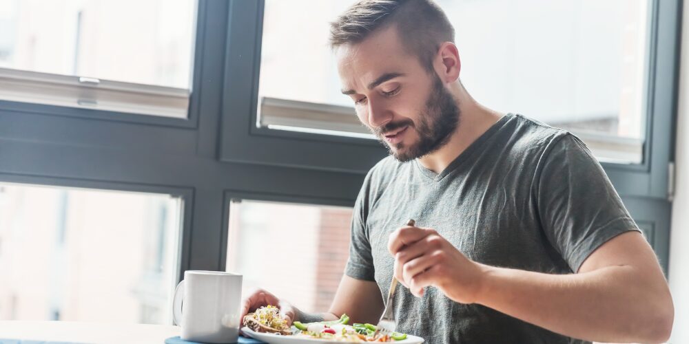 食事をする男性