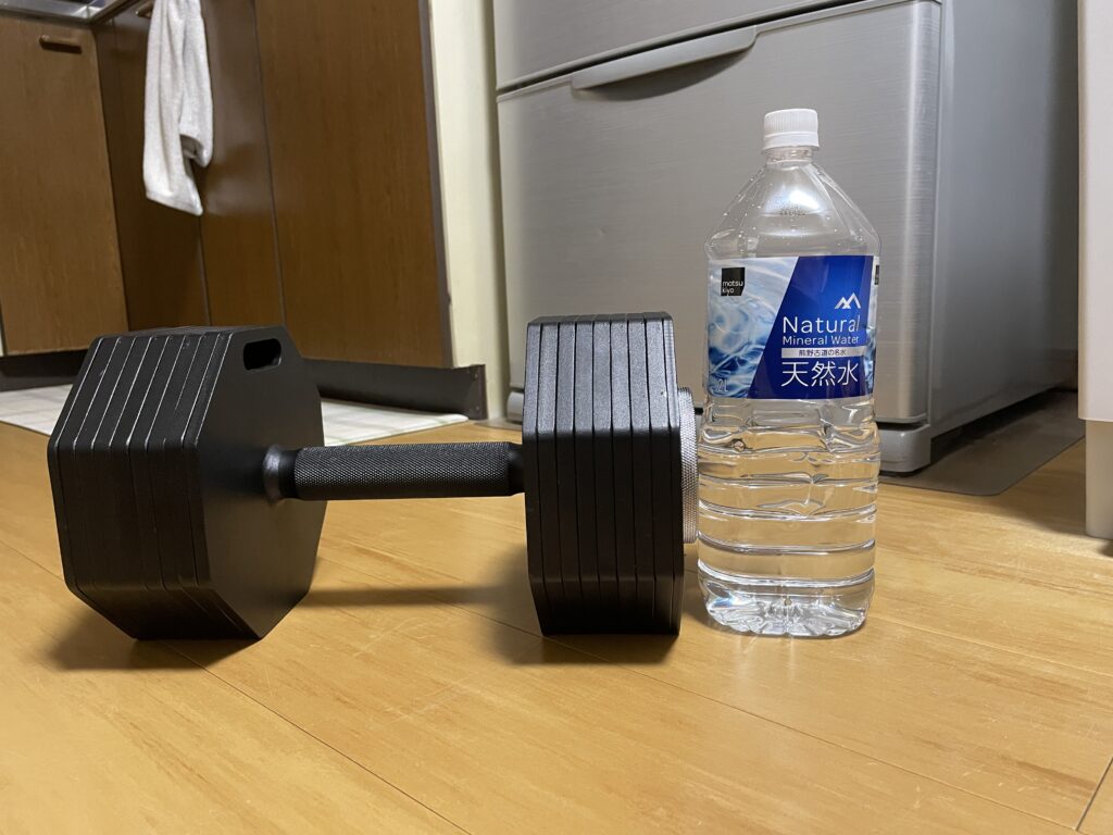 アイゼンリンク可変式ダンベルとペットボトルのサイズ比較