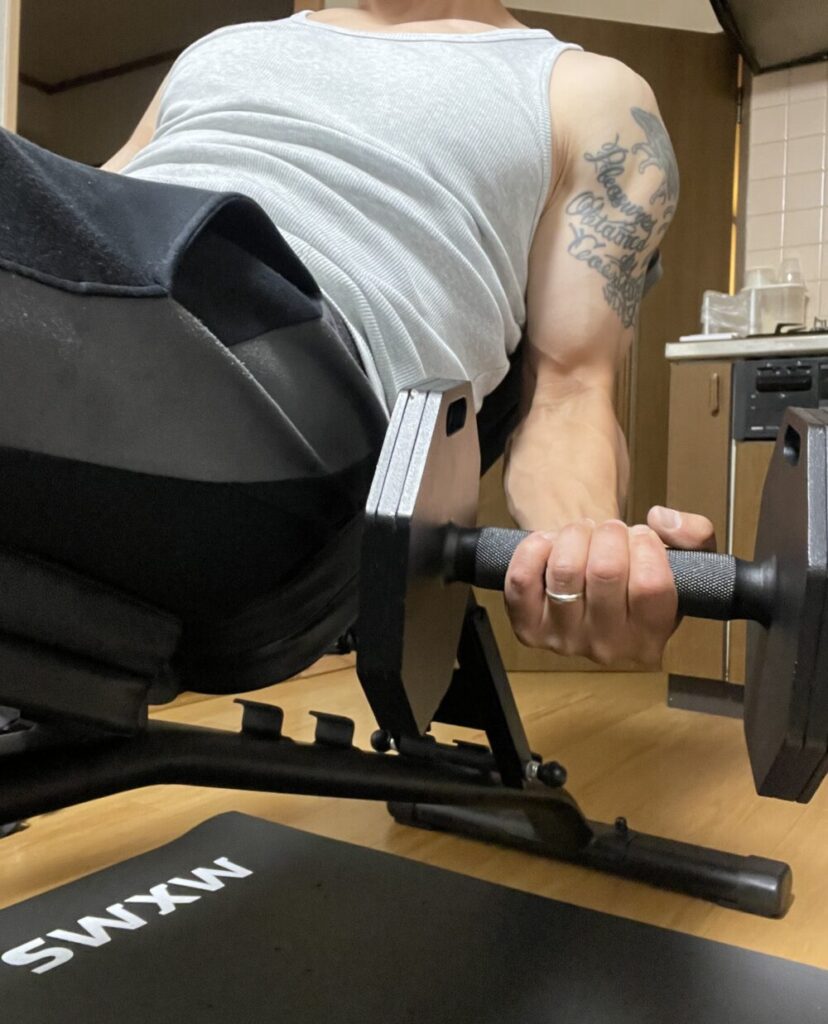 インクラインダンベルカールでダンベルがベンチに干渉しない様子